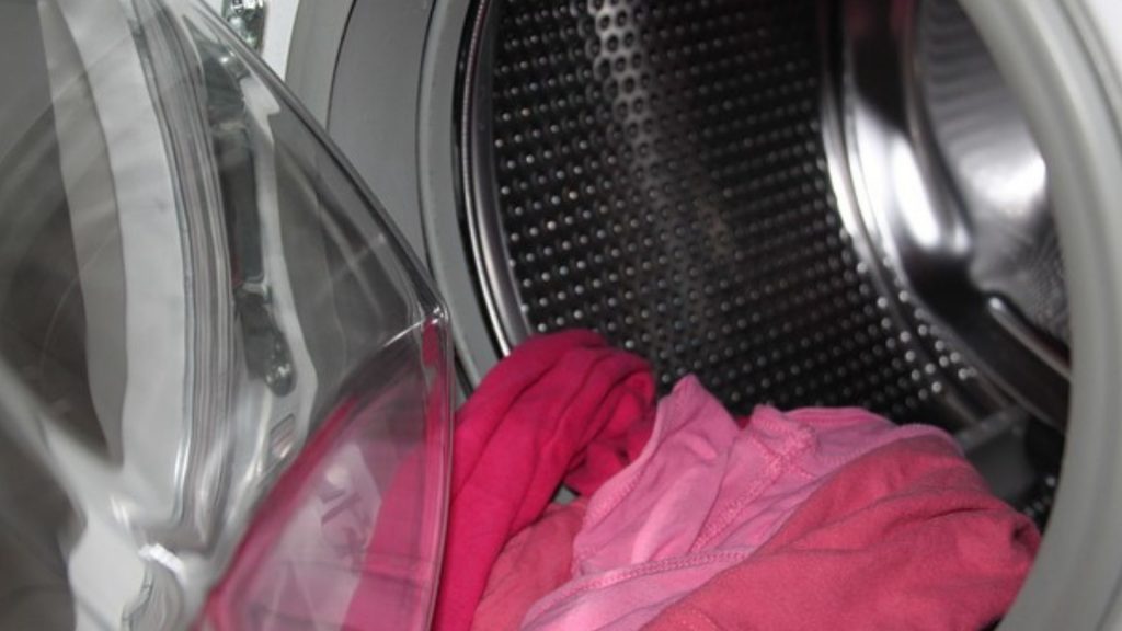 Tödliche Falle: Kind sitzt in laufender Waschmaschine fest und stirbt