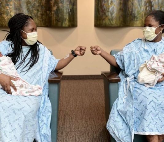 Die beiden Zwillingsschwestern Kehinde und Taiwo unterstützten sich gegenseitig im Krankenhaus.
