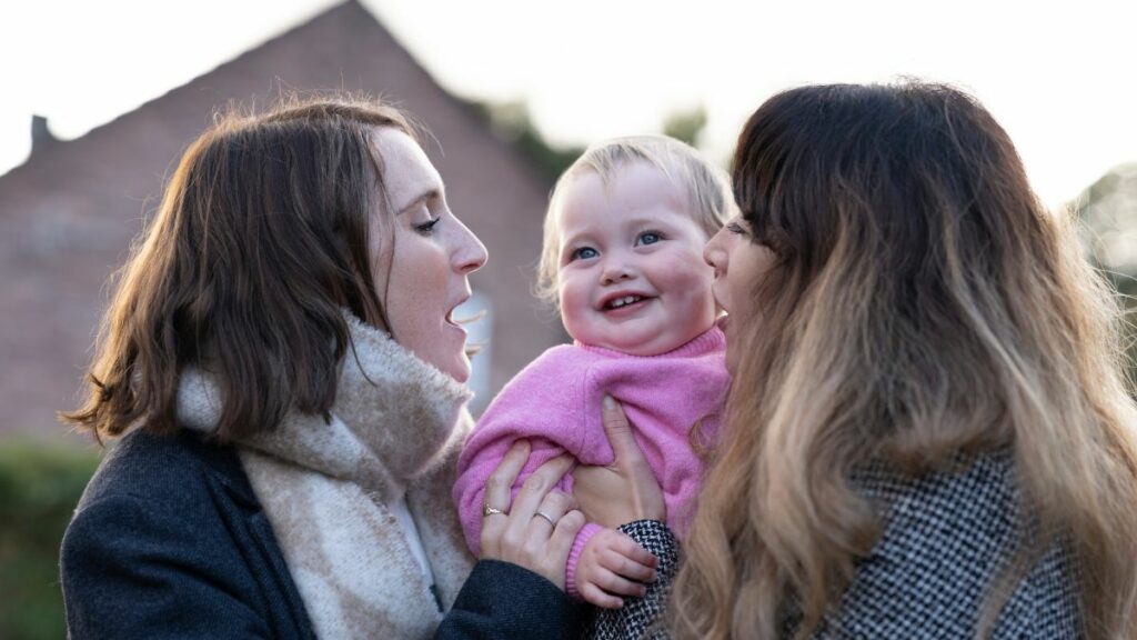 Zwei Mamas kämpfen dafür, dass sie beide offiziell „Mutter“ sein dürfen
