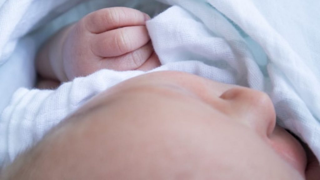 Baby erfriert im Bettchen – während Mutter sich die Haare färben lässt