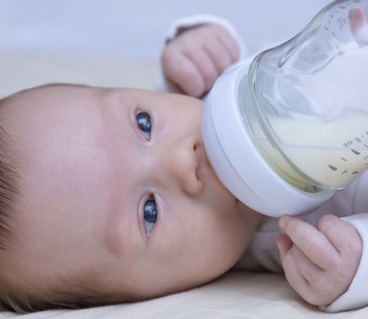 Du denkst, dein Baby trinkt zu wenig? Wir sagen dir, woran es liegen kann.