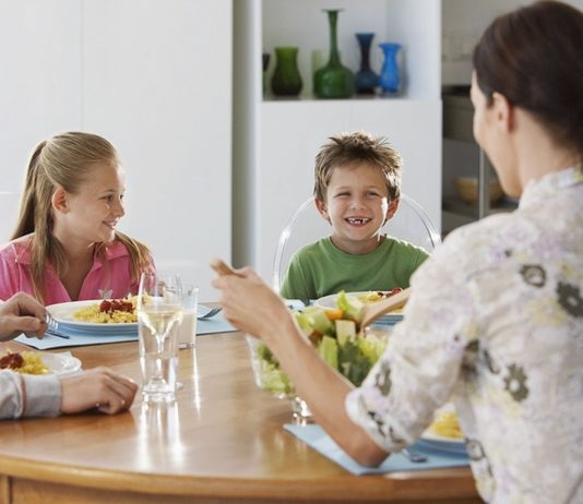 Gemeinsame Mahlzeiten sind nicht nur wichtig für Kinder, sie fördern den familiären Zusammenhalt