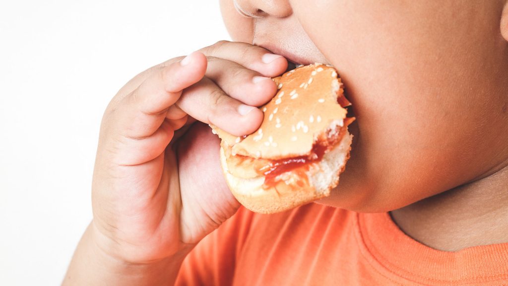 Folgen von Übergewicht bei Kindern: Was Eltern dagegen tun können
