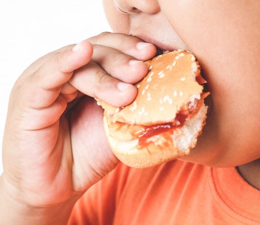 Die Folgen von Übergewicht bei Kindern sind schwerwiegend.