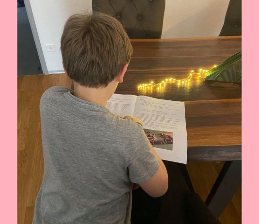 Inzwischen kann Martas Sohn wieder Schulaufgaben machen.