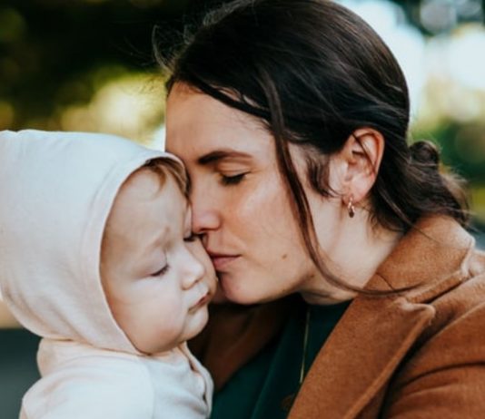 Eine Mama erzählt davon, wie ihre eigene traumatische Kindheit sie jetzt wieder einholt.