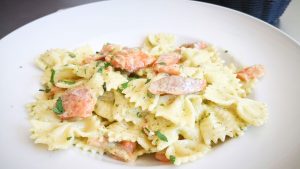 Nudeln mit Lachs ist ein schnelles Rezept, das Kinder allein kochen können.