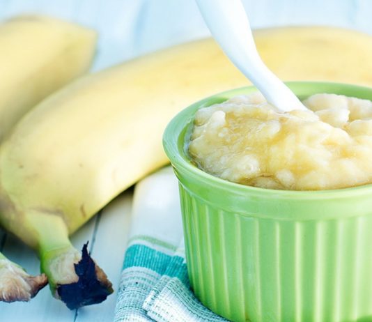 Obstbrei darf dein Baby mit Einführung der Beikost ab dem 5. Monat essen.