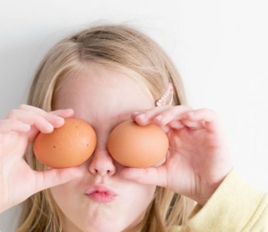 Ostereier auspusten mit Kindern kann richtig viel Spaß machen!