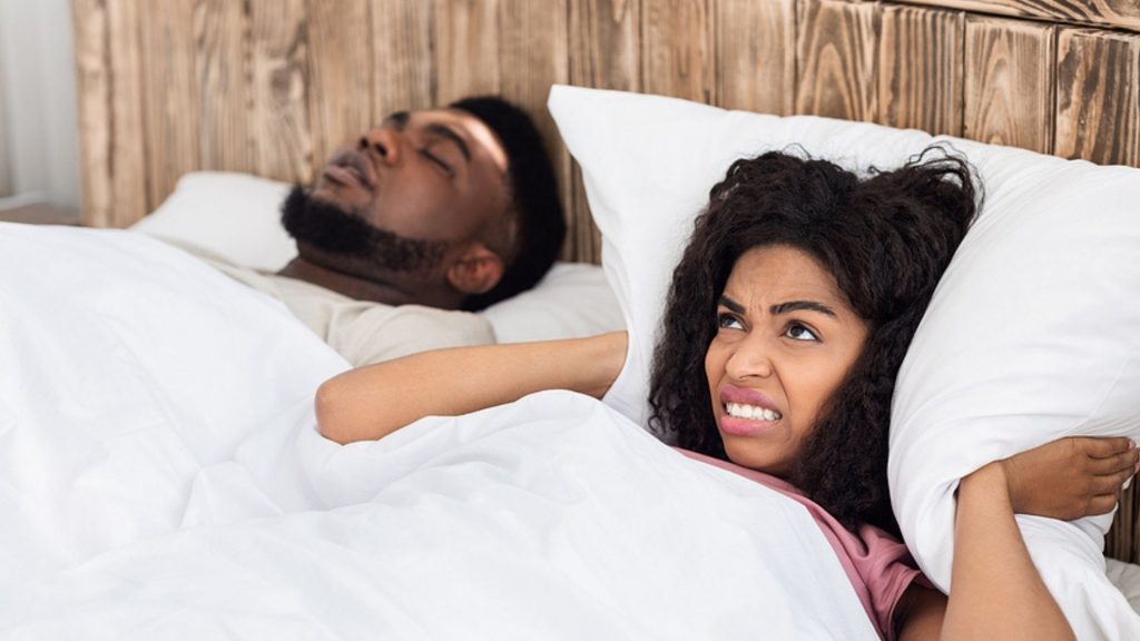 Warum ein schnarchender Partner gleich zwei Leben bedroht