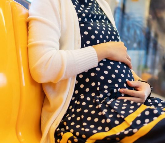 Ein Mann fragt sich auf Reddit, warum er für eine schwangere Frau im Bus aufstehen sollte
