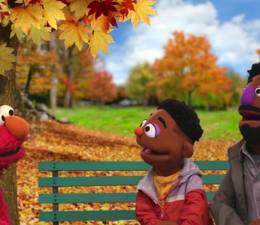 Elmo trifft auf die zwei neuen Bewohner der Sesamstraße.