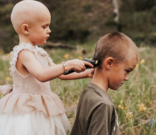 Als Luna ihre Haare wegen der Chemo verliert, darf sie auch ihrem Bruder sie Haare abrasieren.