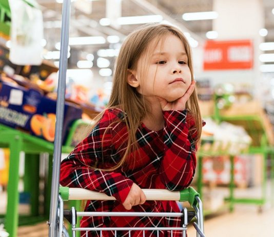 Eine Lautsprecherdurchsage im Rewe könnte den Glauben an den Osterhasen erschüttern