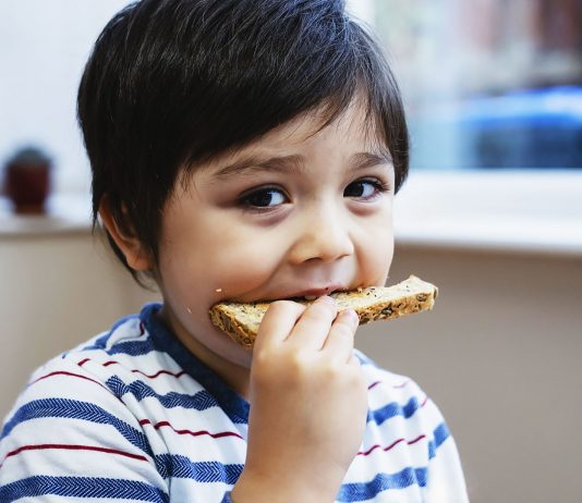 Viele Eltern beschäftigt die Frage: Wie viele Kalorien soll ein Kind pro Tag essen?