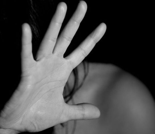 Eine Mama erzählt von ihren Erfahrungen mit häuslicher Gewalt.