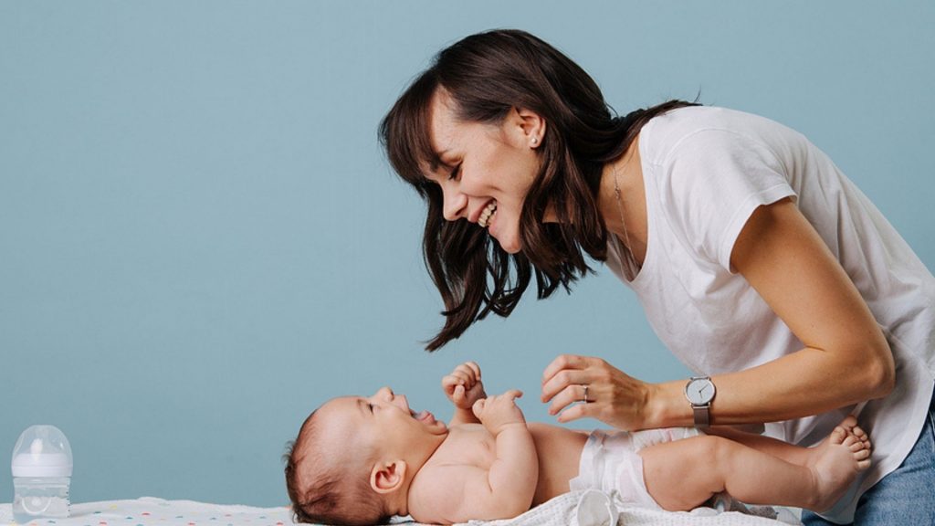 Warum Eltern ihre Babys vor dem Wickeln um Erlaubnis fragen sollen