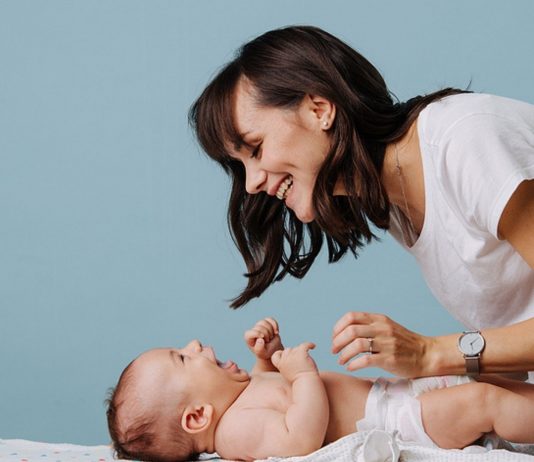 Na, dieses Baby sieht doch aus, als wenn es einverstanden wäre, oder?