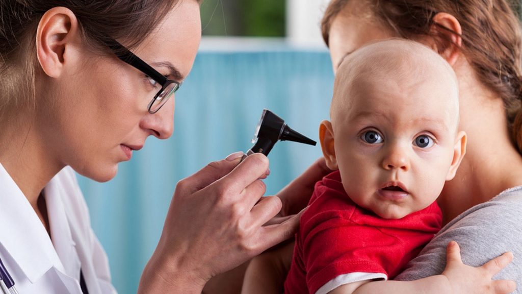 Vater „verpetzt“ beim Kinderarzt seine Frau – zu Recht?