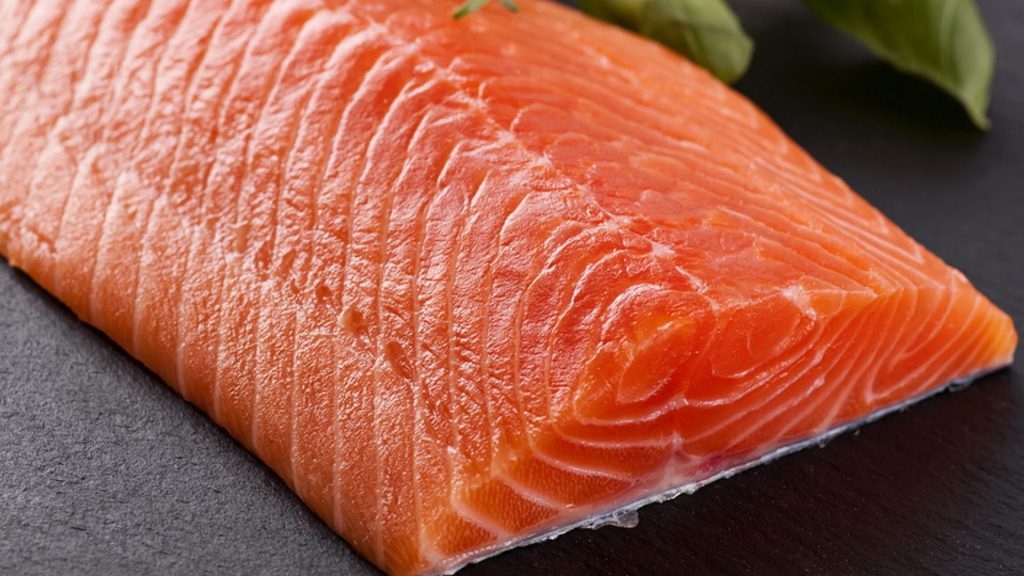 Babybrei mit Lachs: Ab wann darf mein Kind ihn essen?