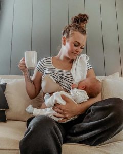 Die „Elvie Pump“ pumpt geräuschlos und ganz ohne Kabel Milch ab.