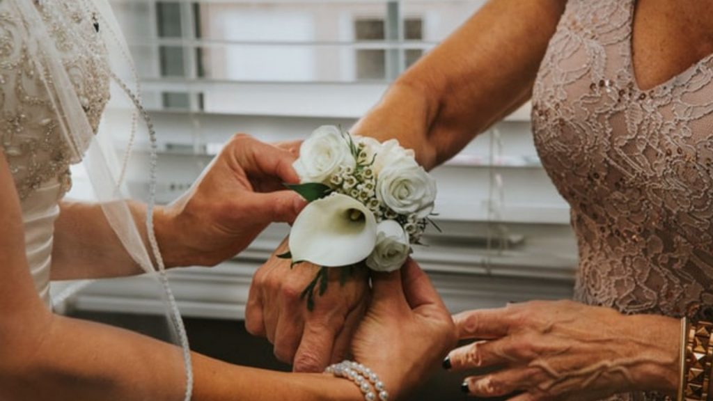 Bei der Hochzeit: Bräutigam-Mutter erkennt in der Braut ihre Tochter