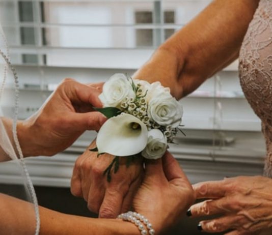 Auf der Hochzeit ihres Sohnes erkannte eine Frau, dass die Braut ihre Tochter ist