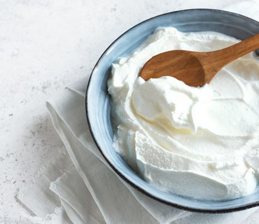 Sahne darfst du in der Schwangerschaft essen, wenn sie aus pasteurisierter Milch besteht.