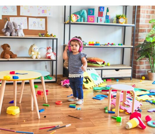 Mama Tabatha Marie ergreift eine drastische Erziehungsmaßnahme und schmeißt die Spielsachen ihres Sohnes weg, weil er sich weigert diese selbst aufzuräumen.