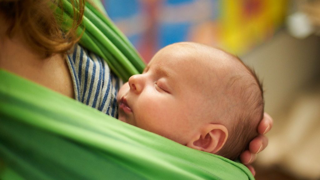 Falsch gebunden? Baby stirbt unbemerkt im Tragetuch