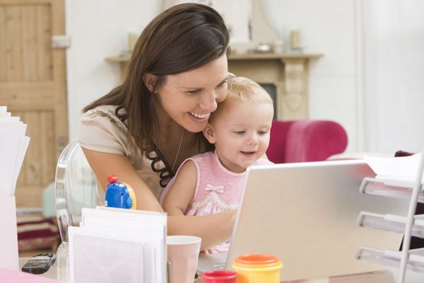 Kinder und Beruf zu vereinbaren ist für viele Mamas eine Herausforderung.