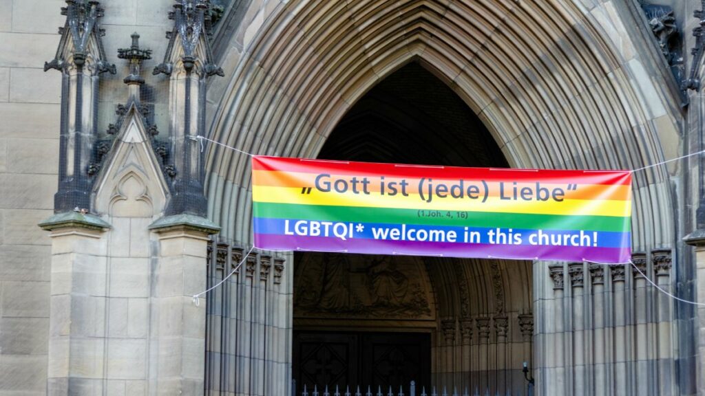 #liebegewinnt: Kirchen segnen homosexuelle Paare gegen Roms Willen