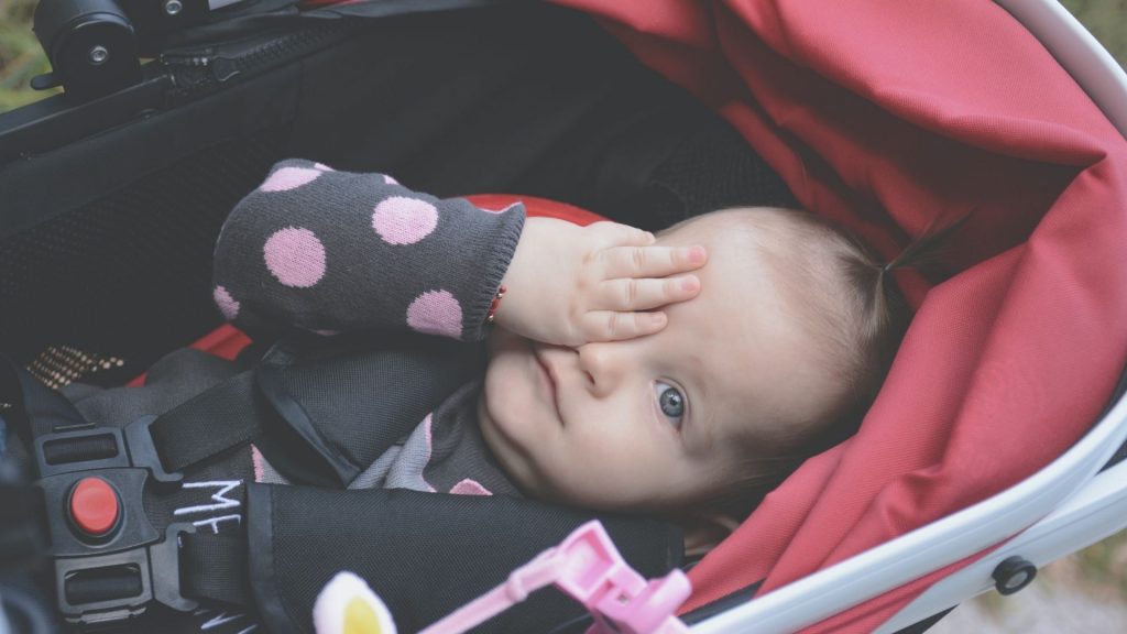 Baby steckt in Fahrstuhl fest: Oma hatte es alleine fahren lassen