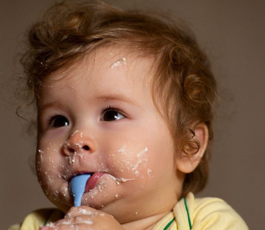 Bis zum ersten Geburtstag sollte dein Baby kein Salz essen.