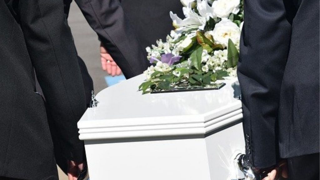 Rücksichtslos: Frau verkündet Schwangerschaft bei Beerdigung der Tochter ihrer Freundin