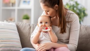 Ein Beißring kann deinem Baby das Zahnen erleichtern.
