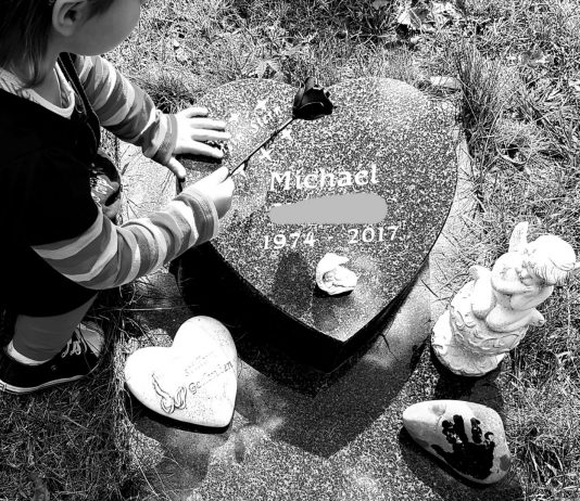 Tanja besucht mit ihrer Tochter regelmäßig das Grab von Michael.