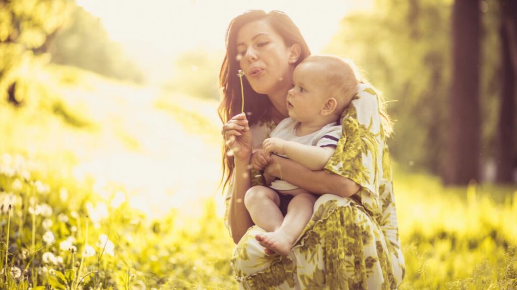 Keine Sonnencreme & Kiesel als Snack: So soll dieses Baby gesund und stark bleiben