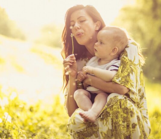 Mama Alice Bender erzieht ihren Sohn naturverbunden und lässt ihn alles in den Mund nehmen, was er in die Finger bekommt – auf TikTok hagelt Kritik.