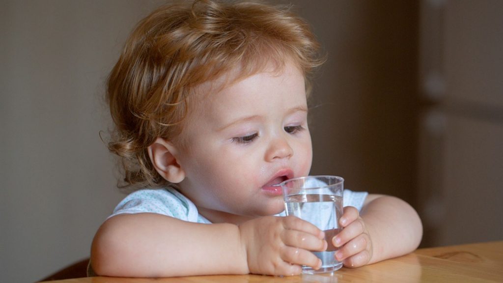 Kind trinkt zu wenig: Was kann ich tun? Tipps & Tricks