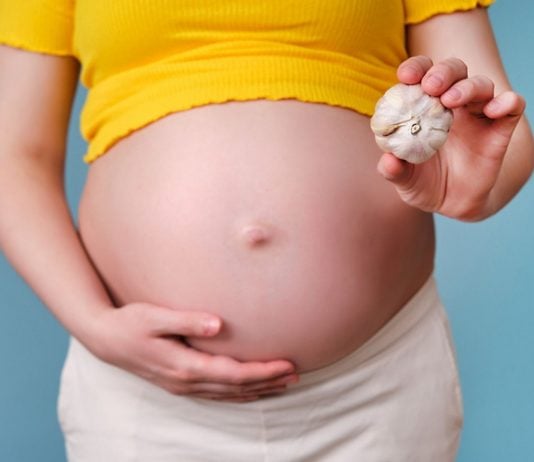 Knoblauch liefert in der Schwangerschaft jede Menge Nährstoffe, Vitamine und Mineralien.