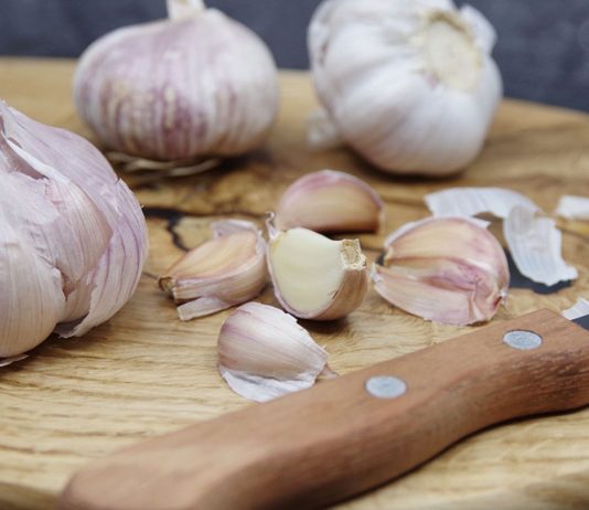 Knoblauch kannst du bedenkenlos auch in der Stillzeit essen.