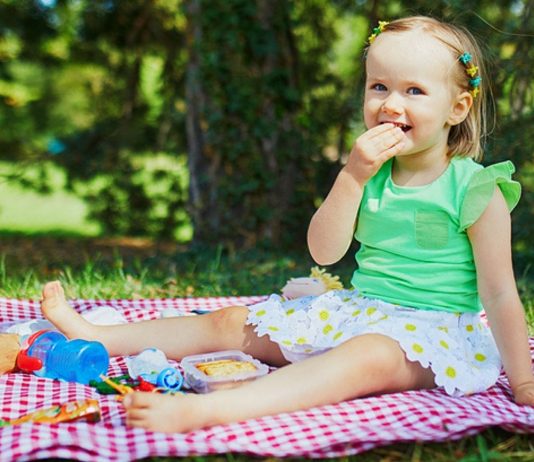 Ein Picknick mit Kindern macht nicht nur den Kleinen Spaß.