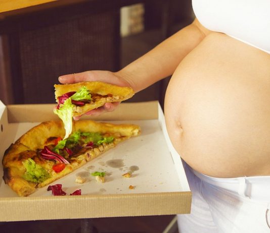 Pizza in der Schwangerschaft: Auch in der Kugelzeit genießbar, allerdings mit Ausnahmen.