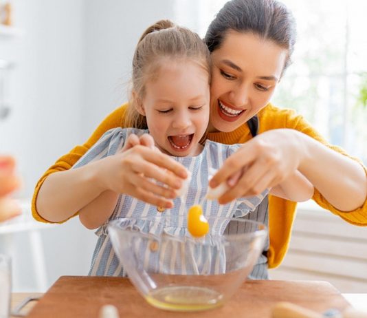 Einfache Rezepte, die Kinder alleine kochen können, fördern das Selbstvertrauen.