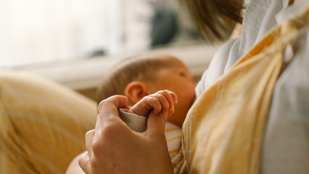 Trauma: Weil (und während!) eine Mama ihr Baby stillt, wird sie geschlagen