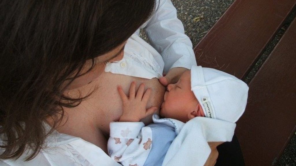 Einfach nur furchtbar: Baby wird von seiner Mama beim Stillen erdrückt