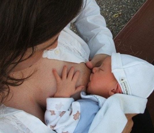 Eine Mama und ihr Baby sterben beim Stillen