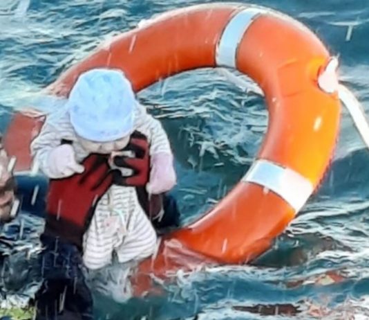 Ein Taucher der Polizei konnte ein Baby aus dem Wasser retten