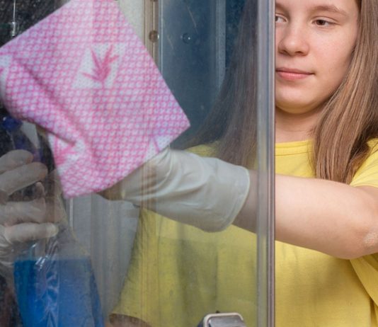 Ein Vater findet, dass seine Tochter für ihre Periodenprodukte „bezahlen” sollte.